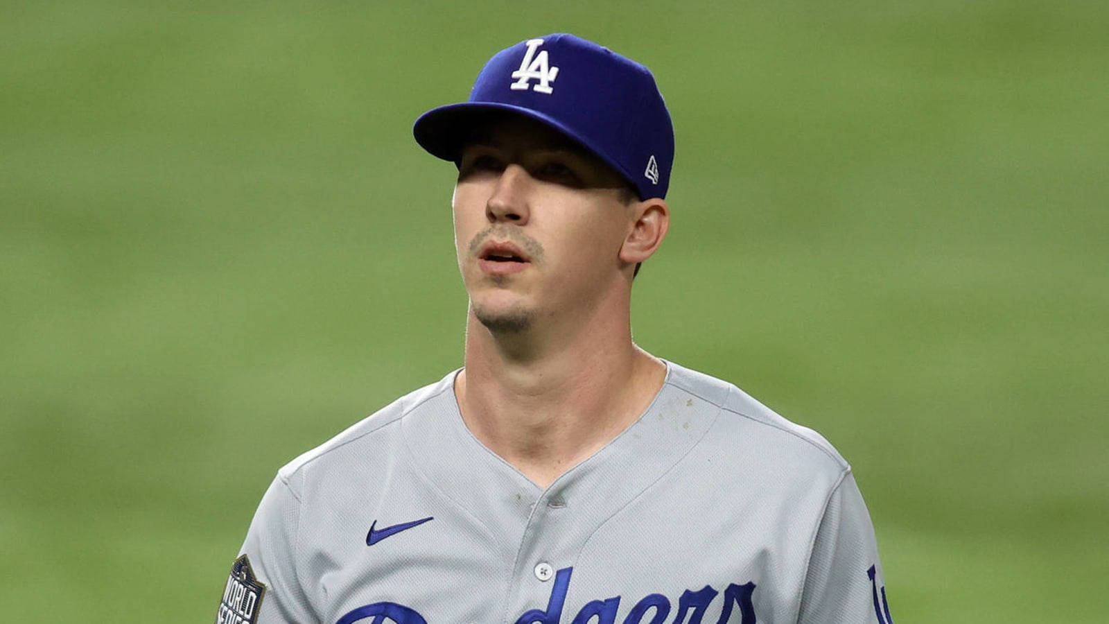 身穿道奇隊球衣的棒球選手在夜間球場上 — MLB 壁紙