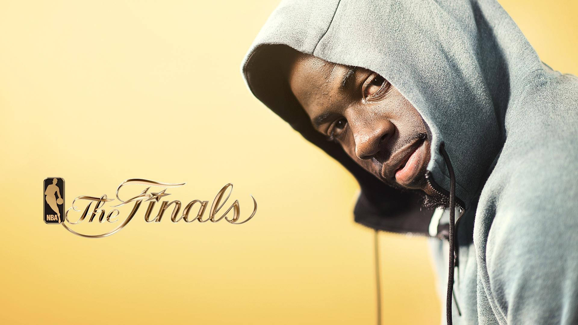 NBA 總決賽標誌旁邊是一位身穿灰色連帽衫、神情專注的籃球運動員。 — NBA總決賽 壁紙
