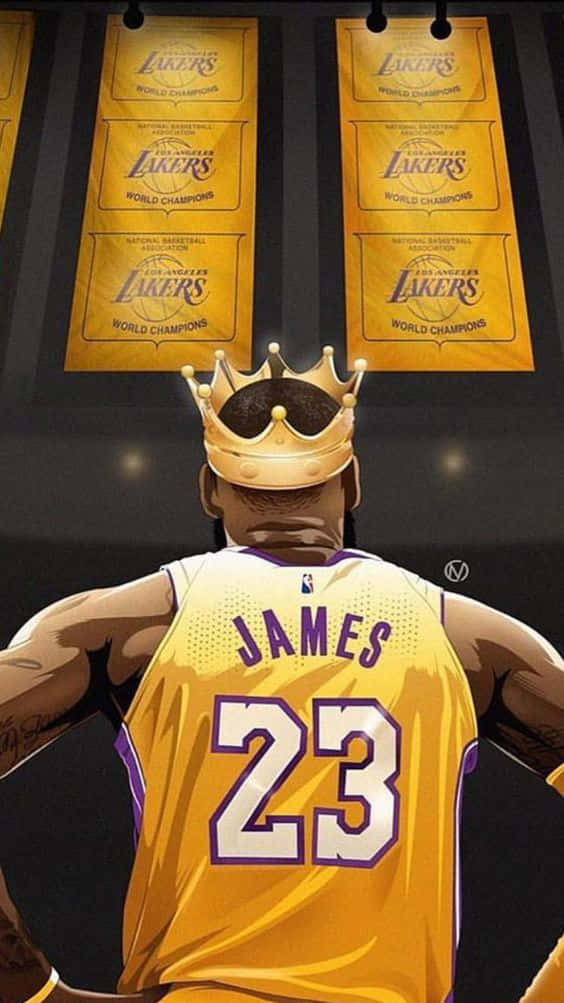 LeBron James 身穿湖人隊球衣，戴著皇冠，身後有冠軍旗幟。 — King Lebron James 壁紙