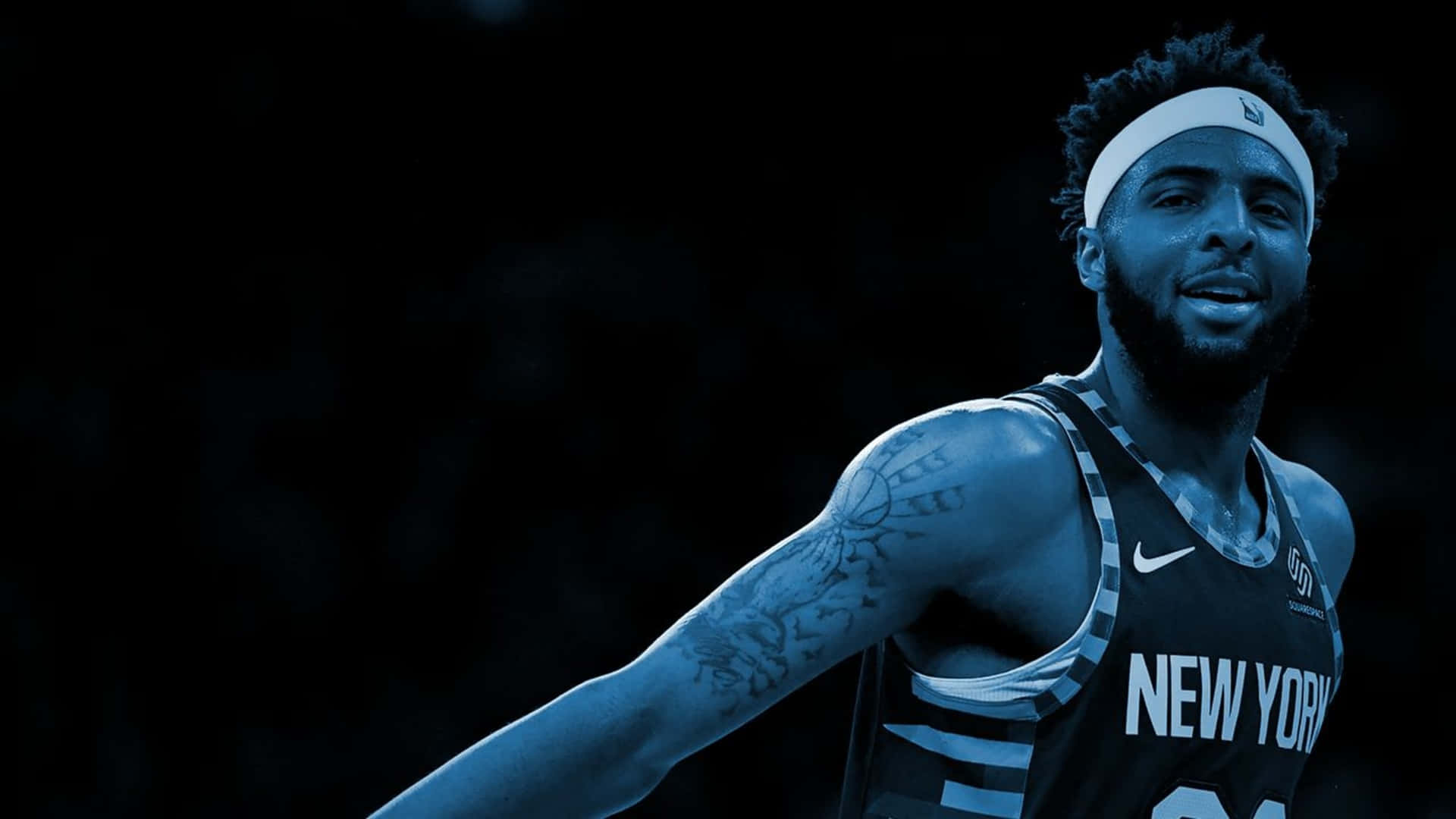 身穿紐約球衣、帶有刺青的籃球運動員在藍色燈光下。 — NBA 壁紙