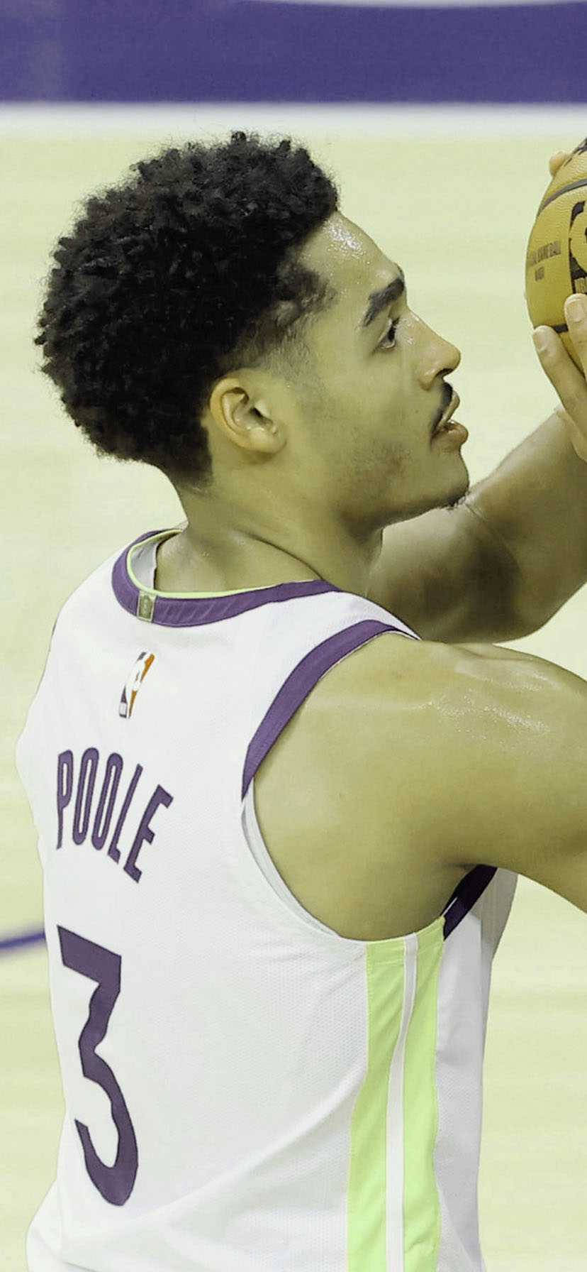 身穿白色球衣的籃球運動員在比賽中準備投籃。 — NBA 壁紙