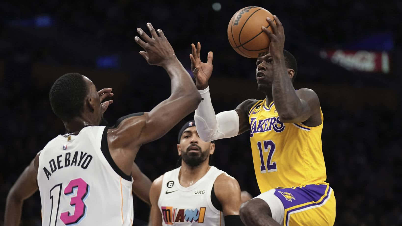 湖人球員投籃，邁阿密熱火防守球員試圖封阻。 — NBA 壁紙