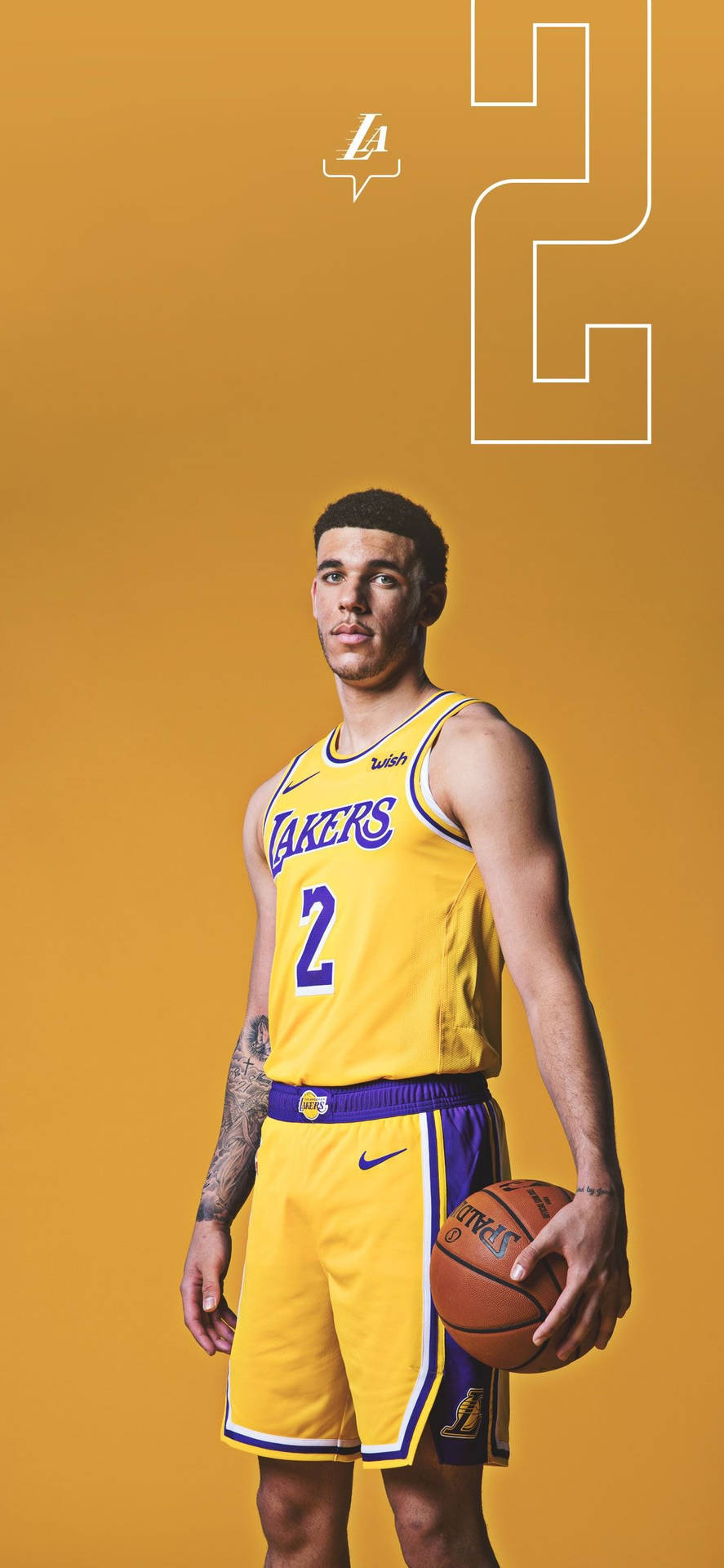 身穿湖人隊球衣的職業籃球運動員持球。 — NBA 壁紙