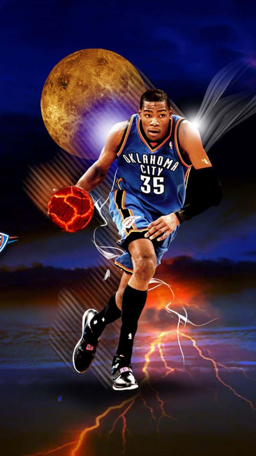 藍色球衣籃球運動員在巨大月亮下運火球，伴有閃電。 — NBA 壁紙