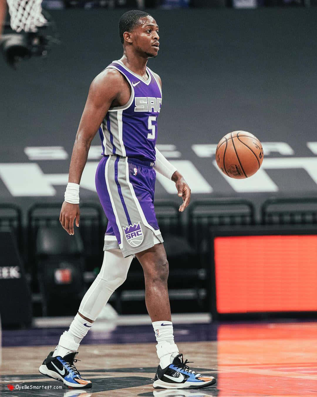 職業籃球運動員穿著沙加緬度國王隊球衣在比賽中運球。 — NBA 壁紙