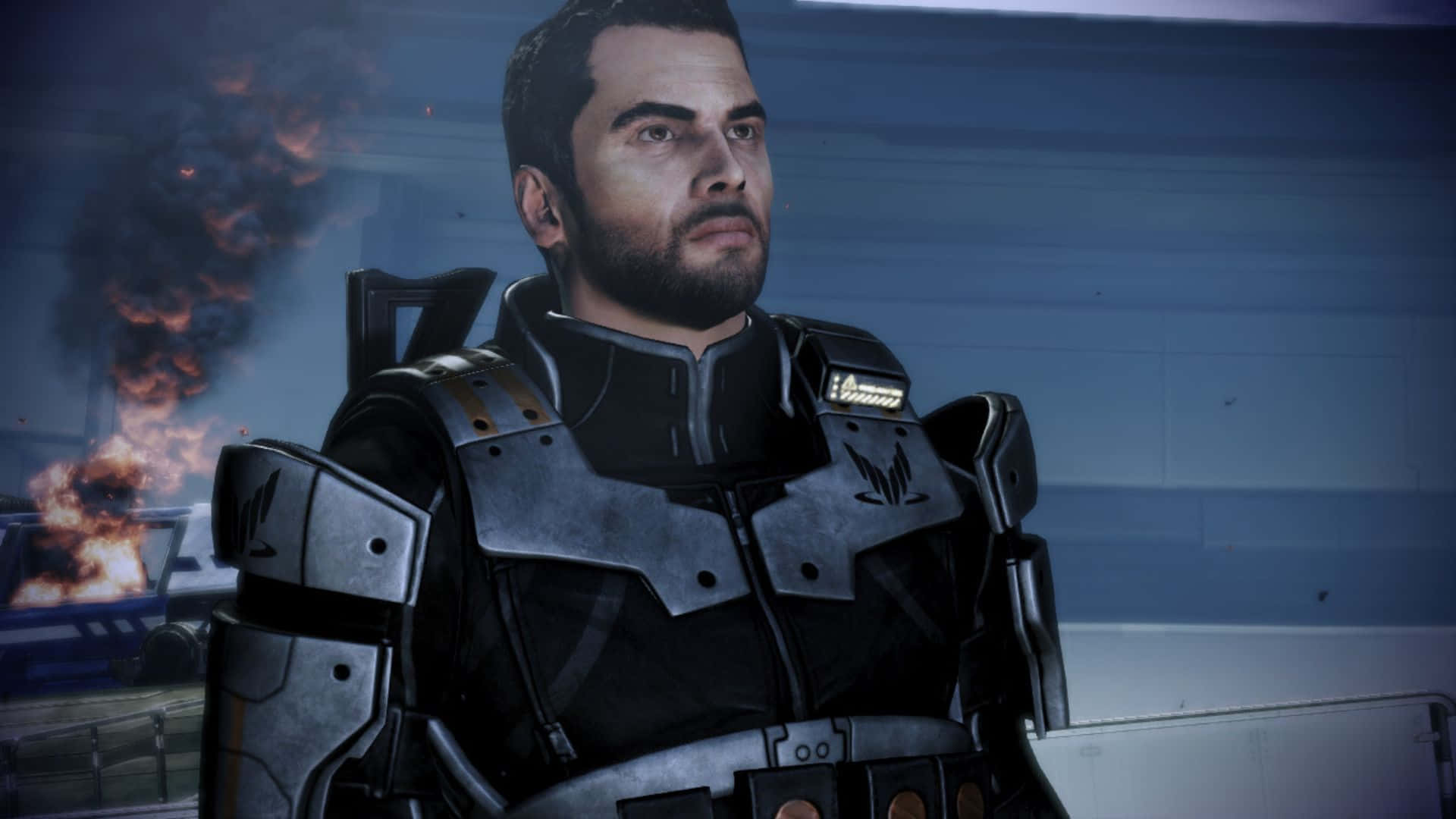 Kaidan Alenko 桌布 壁紙 — 一個留鬍鬚的男人穿著未來風格的盔甲，在熾熱爆炸和煙霧的背景下堅定地站著。
