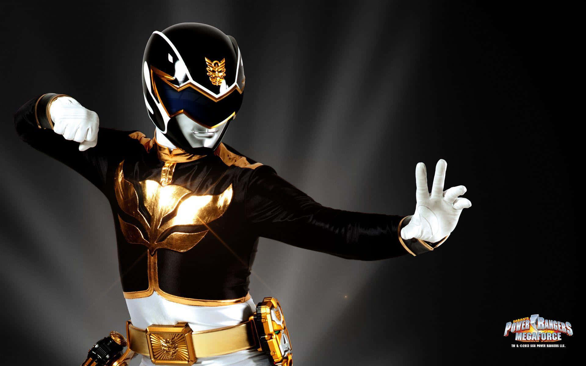  壁紙 — 黑色和金色的Power Ranger在黑暗工作室背景下以戲劇性燈光擺出英雄姿勢。