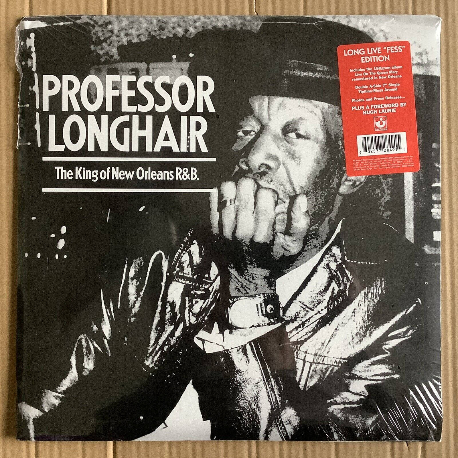 song 桌布 壁紙 — Professor Longhair 的黑白專輯封面，帶有粗體文字和紙板上的紅色貼紙。