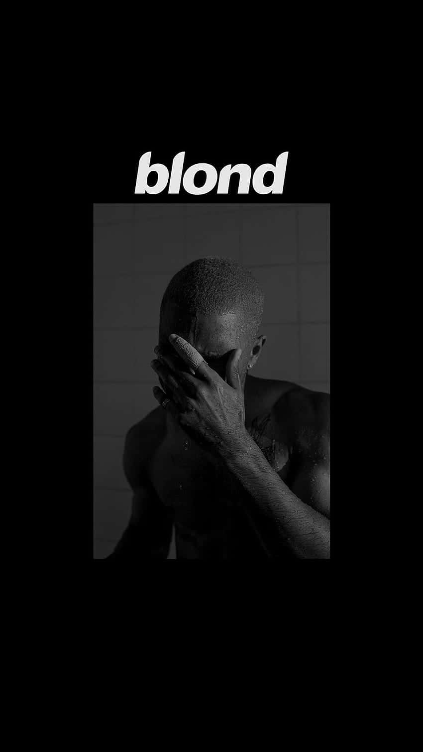 Frank Ocean Aesthetic 桌布 壁紙 — 一張黑白照片，一名男子在淋浴間用手遮住臉。