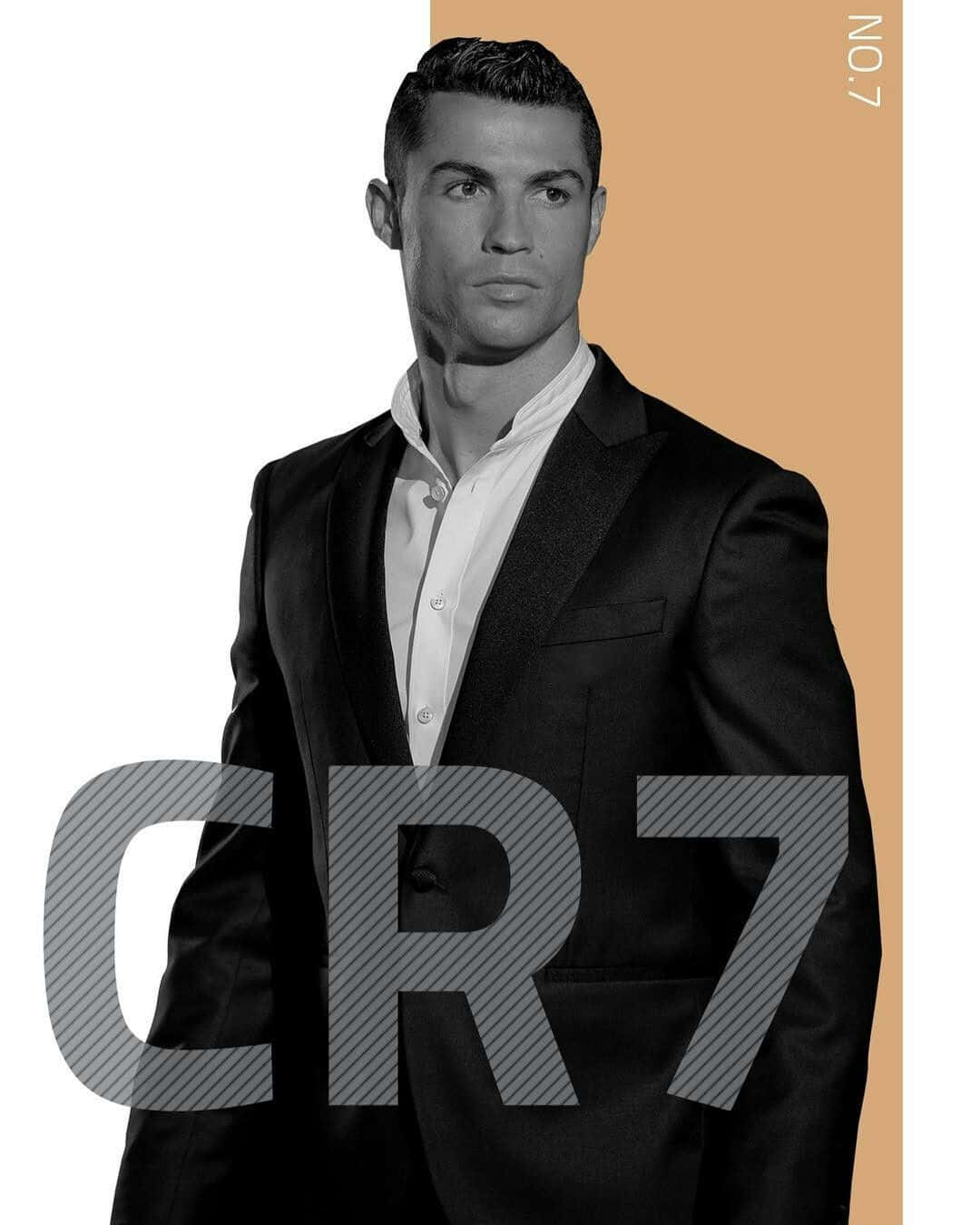  壁紙 — 黑白肖像Cristiano Ronaldo身穿俐落西裝，'CR7'文字疊加在白色與米色分割背景上。
