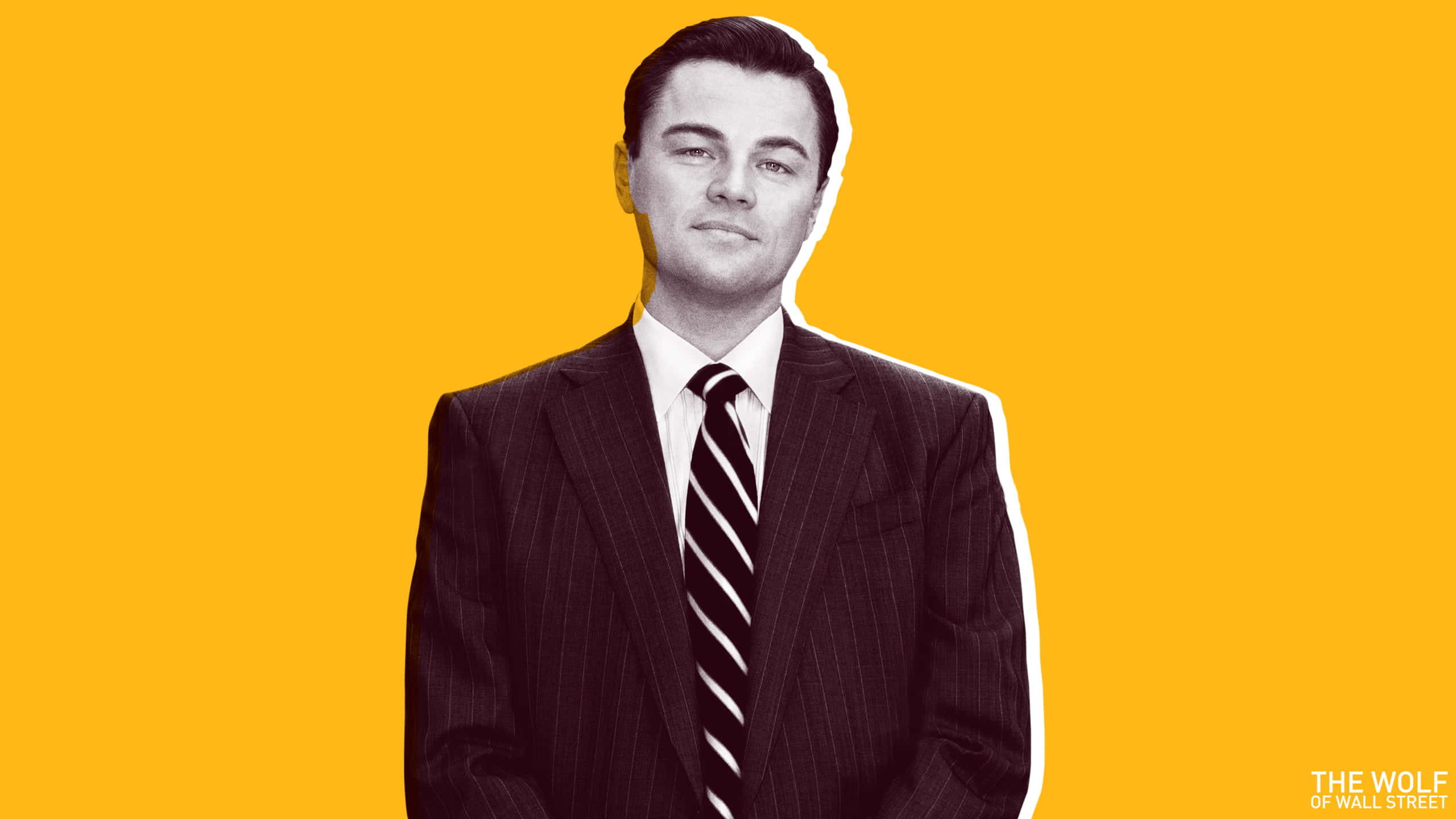 華爾街之狼 桌布 壁紙 — Leonardo DiCaprio 穿著細條紋西裝，在鮮黃色背景下的黑白肖像。