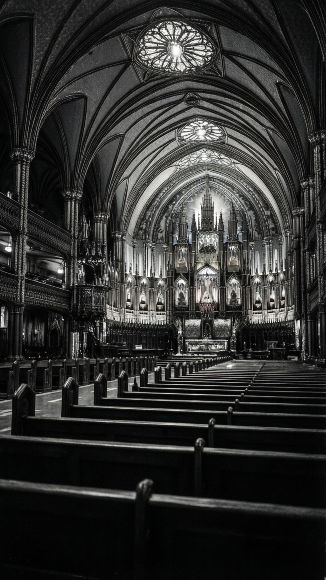 Notre-Dame Basilica Monochrome 壁紙 — 黑白視角，沿著一排排長椅望向拱形天花板下帶有玫瑰窗的華麗祭壇。