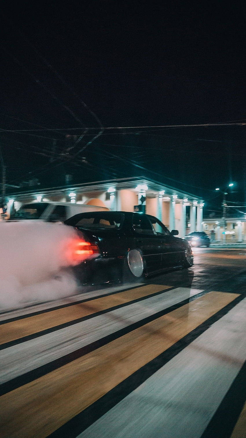 夜間飄移的黑色汽車，背景有煙霧和霓虹燈。 — 飄移賽車 壁紙