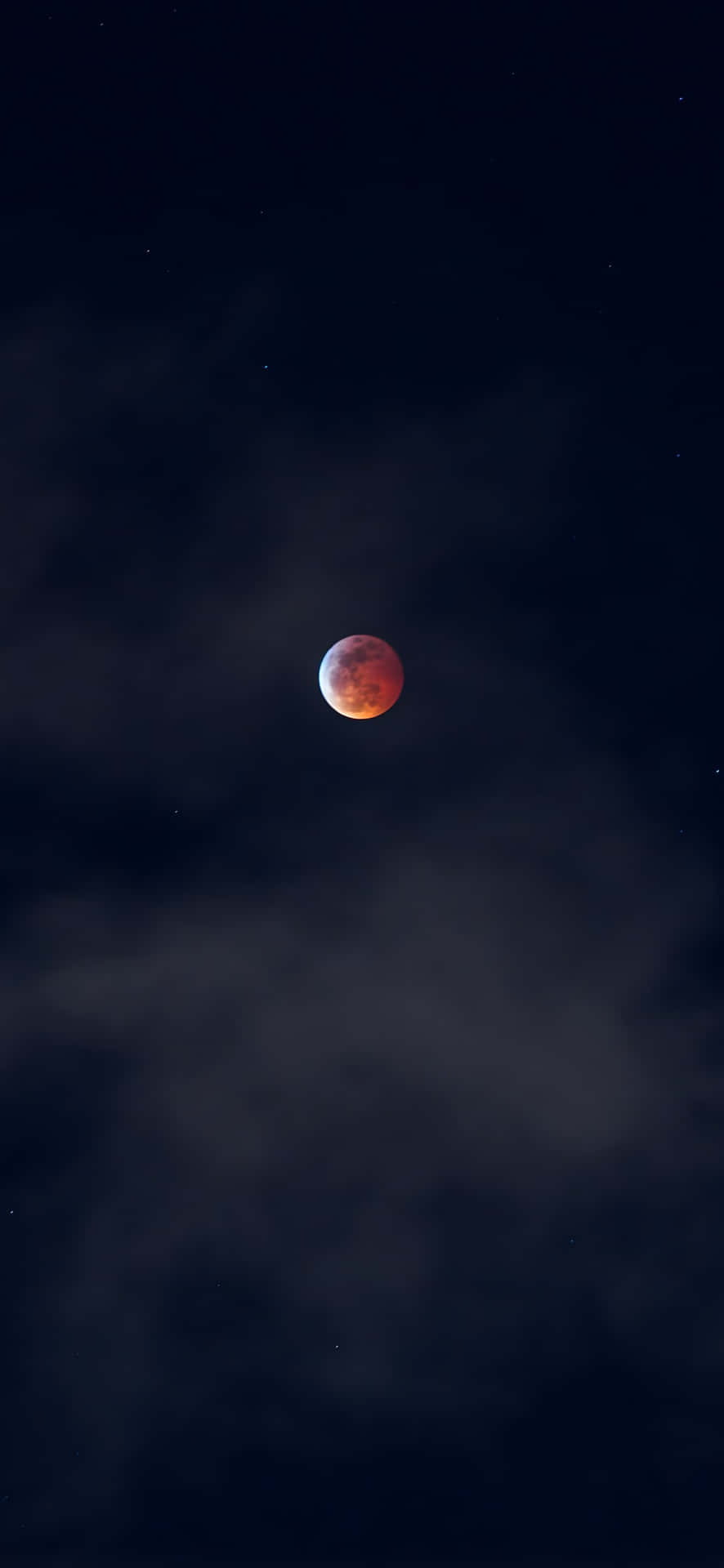  壁紙 — 血月在繁星點點的夜空中散發深紅光芒，被輕柔的雲層遮掩。