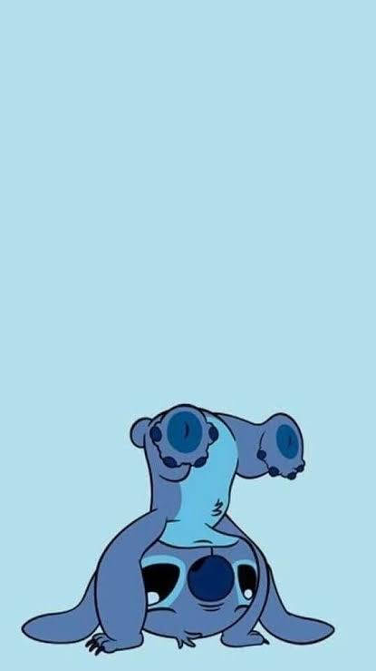 兩個藍色卡通外星人在簡單的淺藍色背景上擁抱。 — Stitch 壁紙