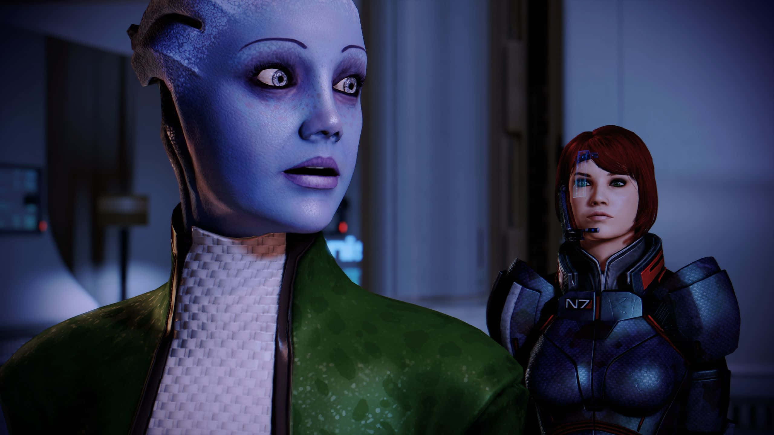 Mass Effect Legendary Edition 桌布 壁紙 — 一個藍皮膚的外星女人穿著綠色外套，專注地凝視，而一個穿著N7裝甲的人類女人站在她旁邊，在一個光線昏暗的房間裡。