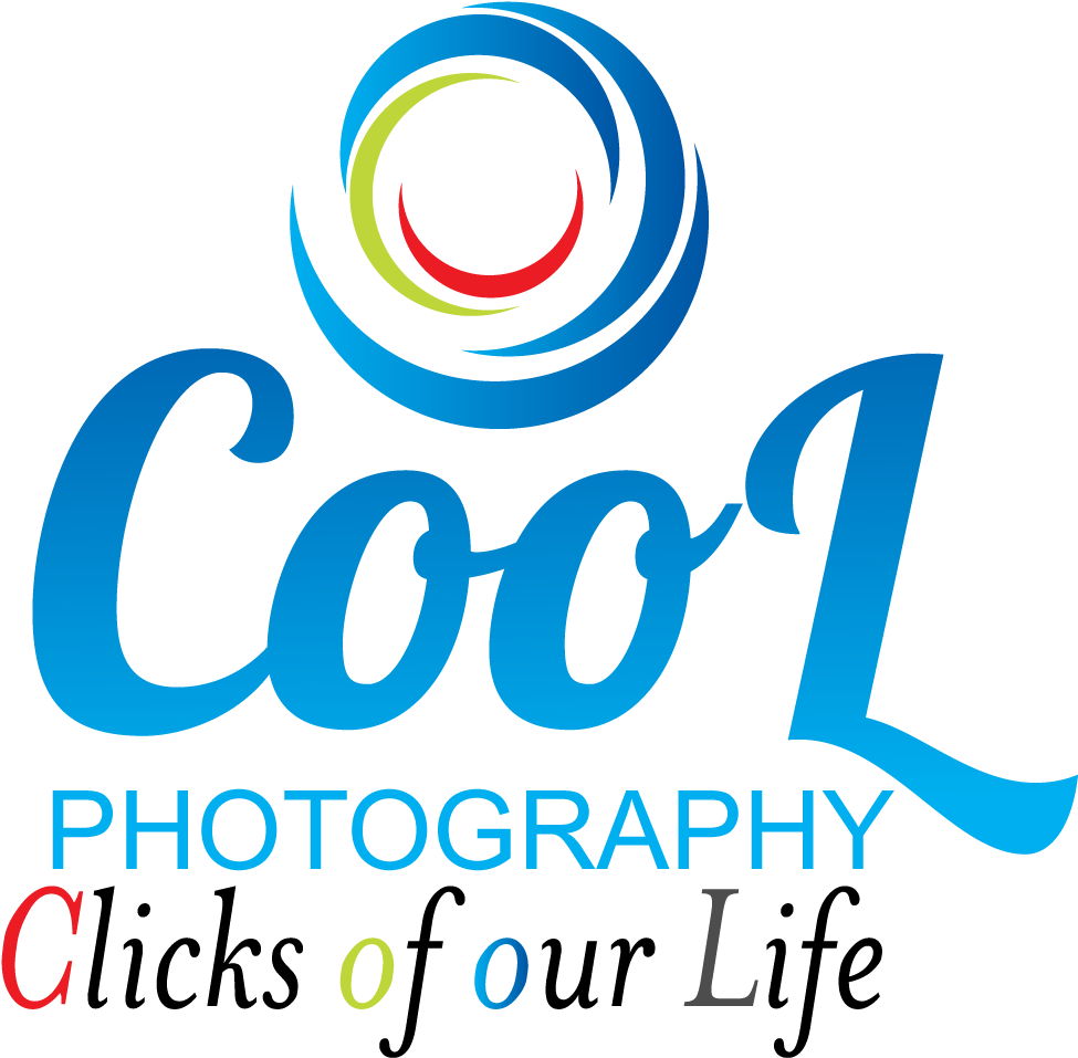 Photography Logo 桌布 壁紙 — Cool Photography 的醒目藍色標誌，在黑色背景上呈現旋轉的抽象形狀和彩色點綴。