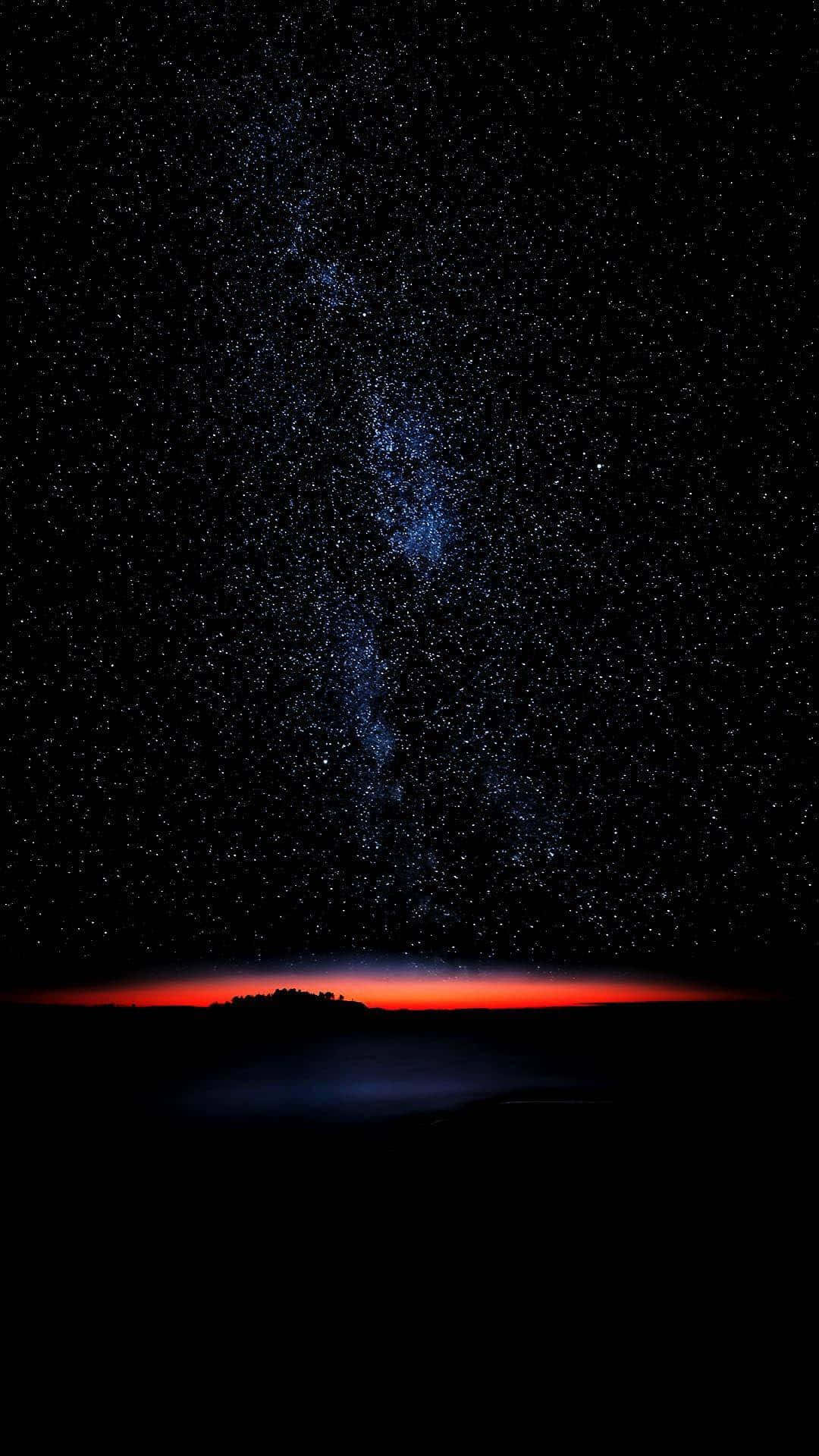 星空之夜，銀河在紅色光芒的地平線上。 — Super AMOLED 壁紙 壁紙