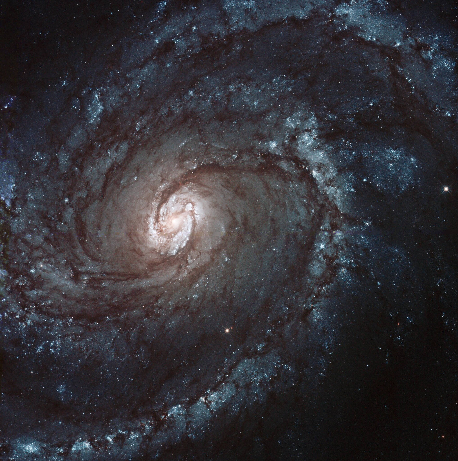 一個螺旋星系，在深空中擁有旋轉的旋臂和明亮的恆星。 — 銀河 壁紙