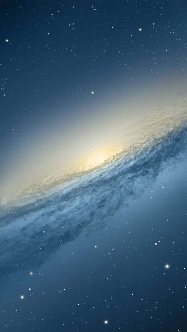 壁紙 — 一個令人嘆為觀止的螺旋星系景觀，在深藍色星空中散發著金色光芒。