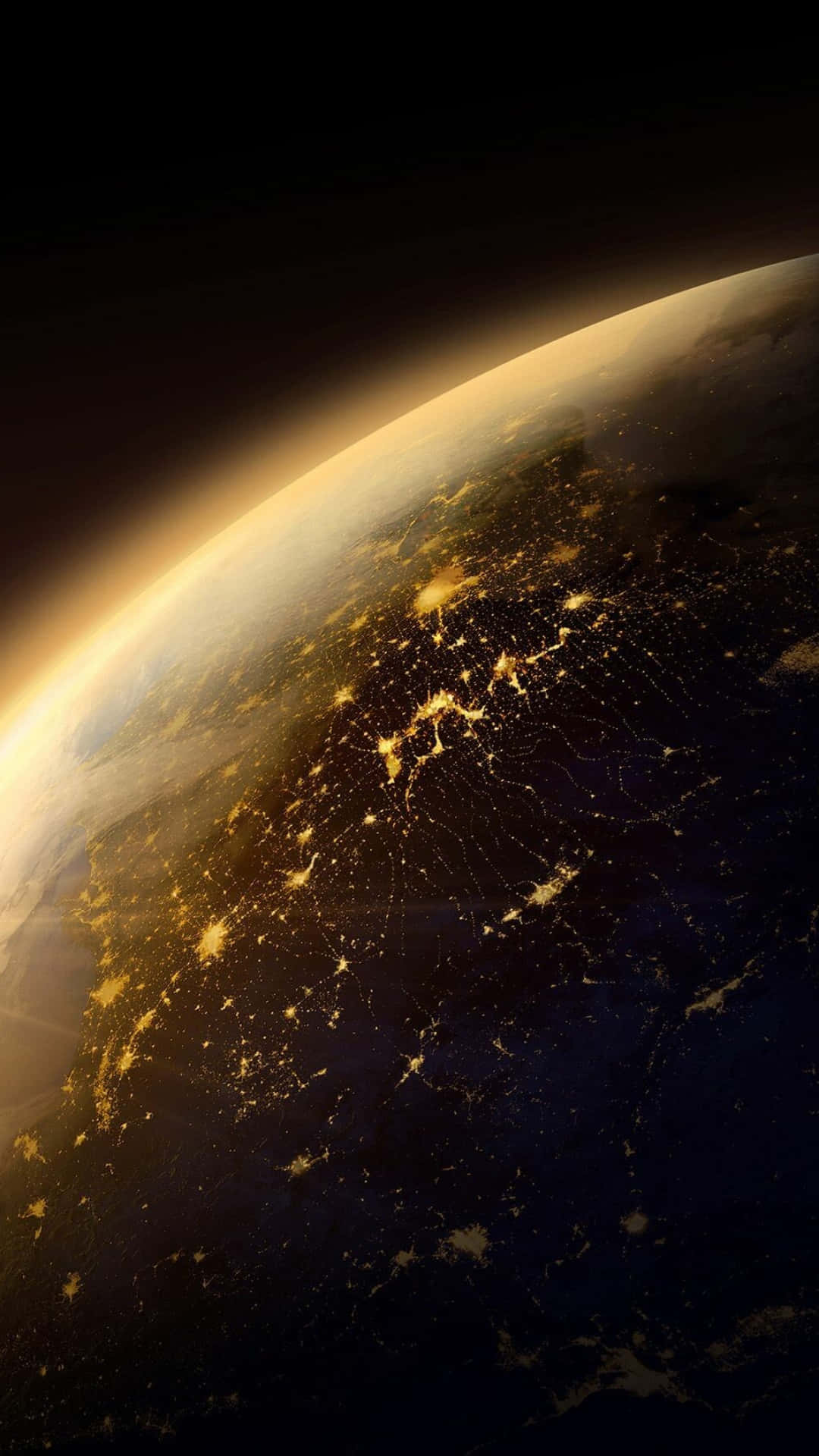  壁紙 — 從太空俯瞰地球夜晚的壯麗景色，發光的城市燈光在黑暗的海洋和金色大氣光芒的襯托下勾勒出大陸輪廓。