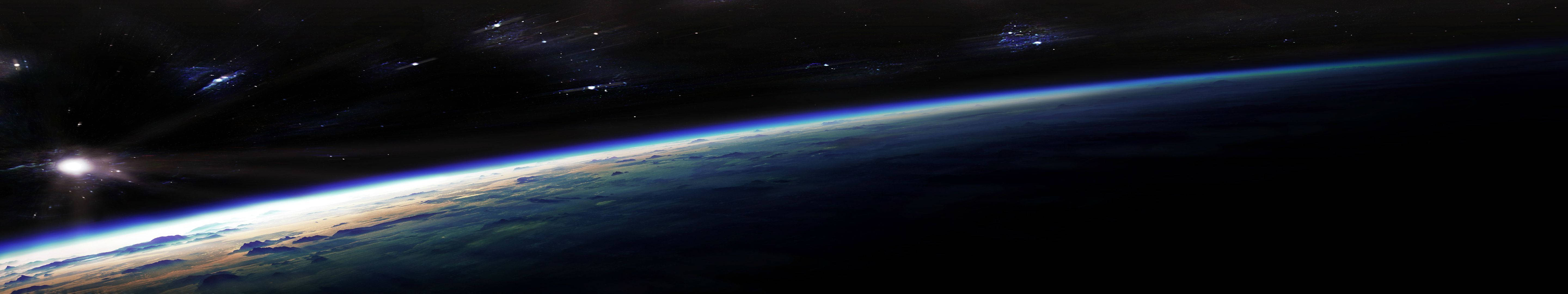  壁紙 — 令人嘆為觀止的地球彎曲地平線景觀，在星空的黑暗中散發著大氣藍色和橙色的光芒。
