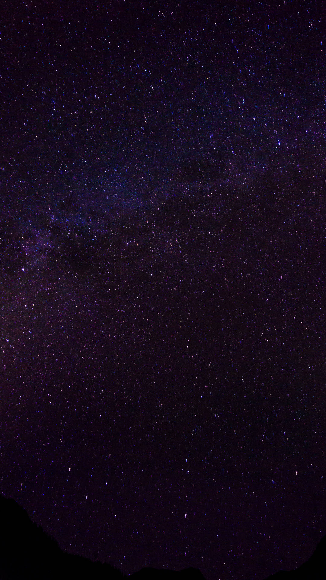 夜晚，黑暗山巒輪廓上方，銀河系呈現紫色和藍色星星。 — 銀河 壁紙