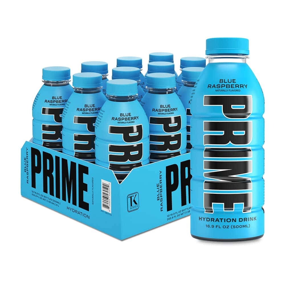  壁紙 — 一個亮藍色的Prime藍覆盆子補水飲料瓶箱，其中一個瓶子在前面突出。