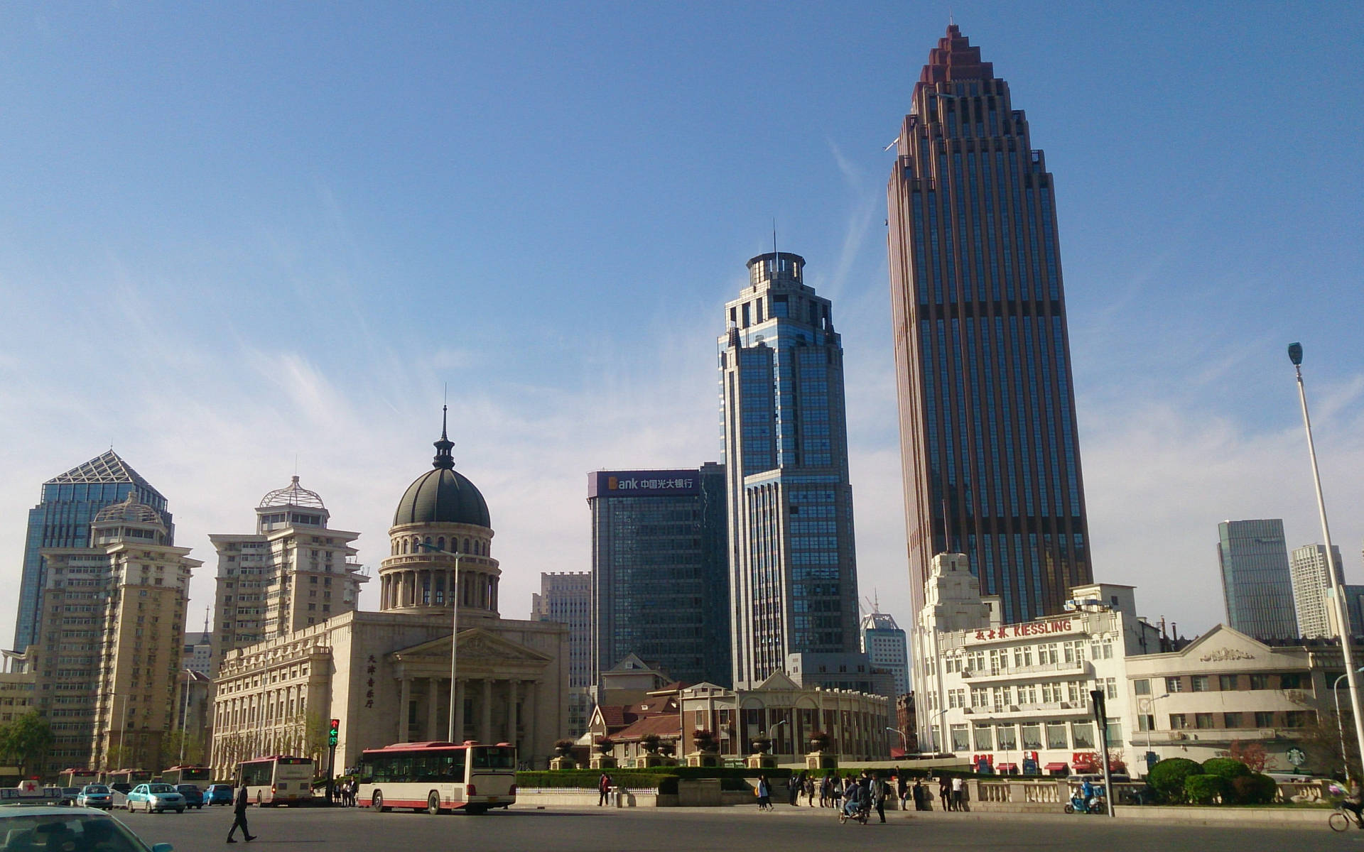 晴朗藍天下的城市景觀，有歷史和現代建築，還有行人和車輛。 — 台北 壁紙