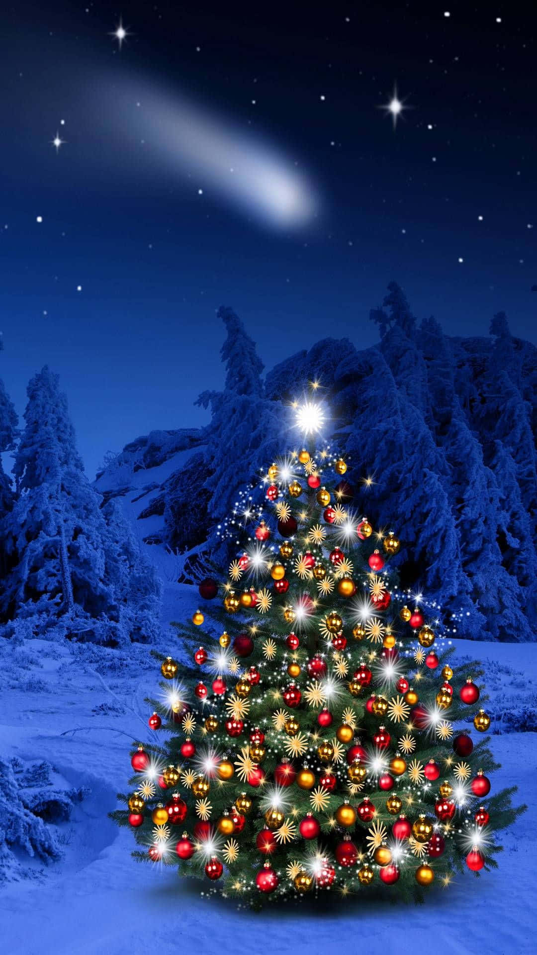  壁紙 — 在繁星點點的夜空下，一棵裝飾華麗的聖誕樹閃耀著光芒，彗星劃過雪地森林的上空。