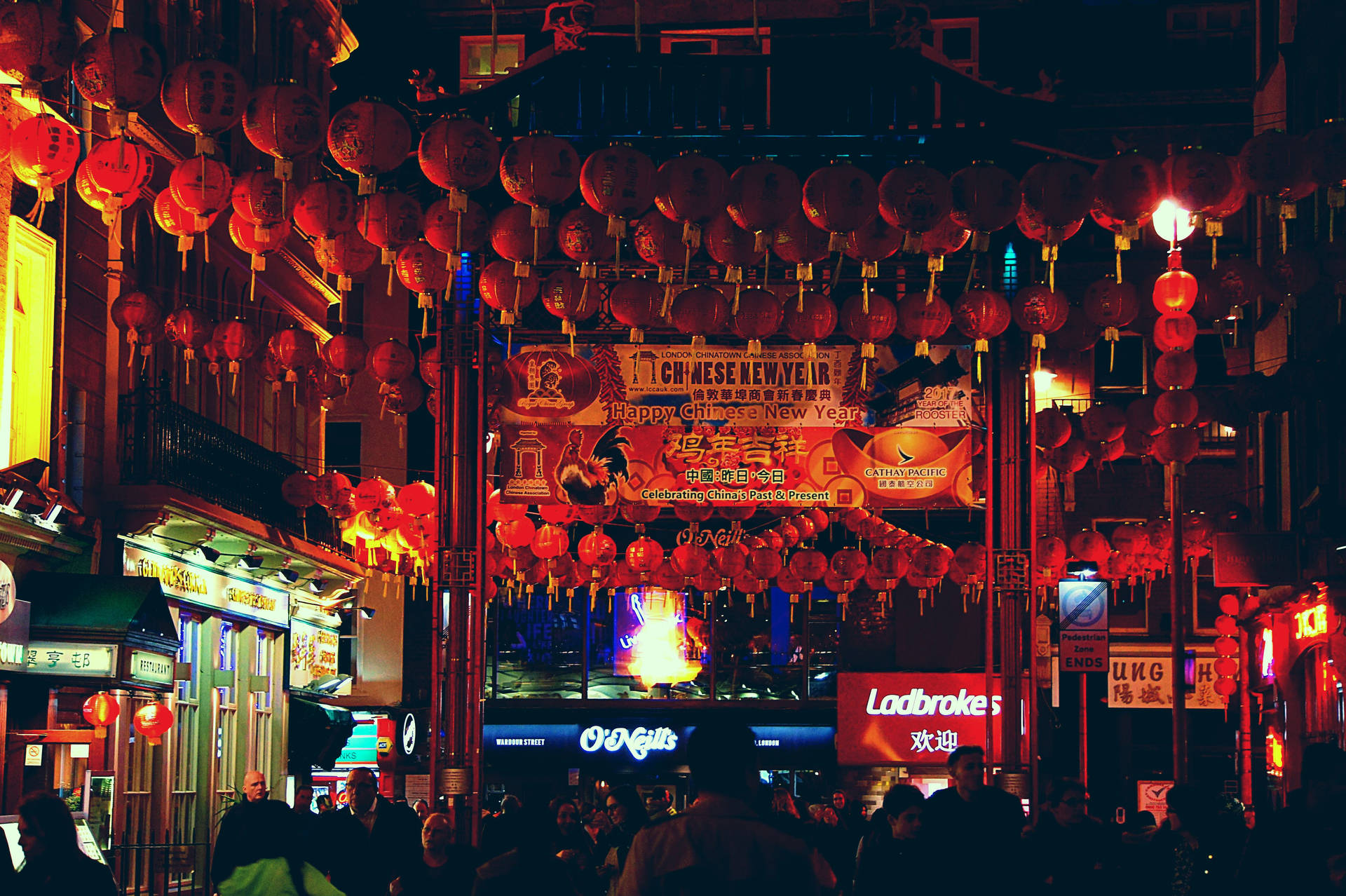 夜晚的唐人街街道，有紅燈籠和農曆新年裝飾。 — 春節 壁紙