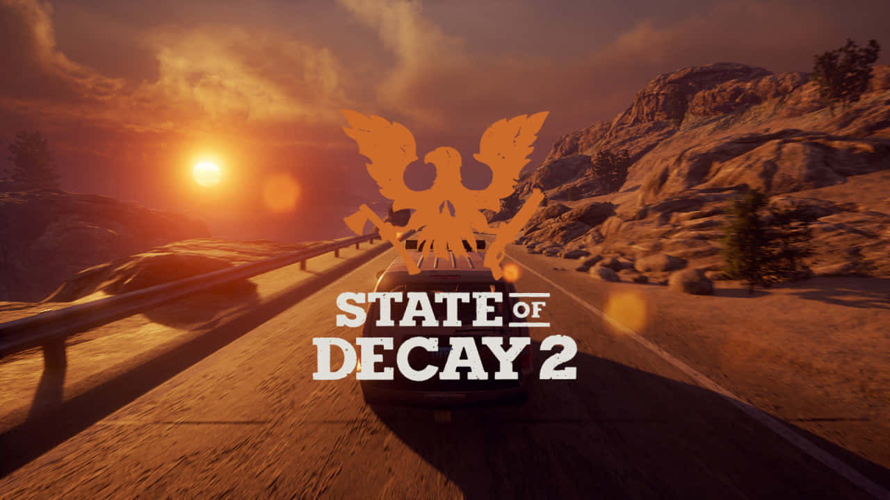  壁紙 — 一輛汽車在日落時分行駛在沙漠公路上，State of Decay 2 標誌在岩石山丘前發出橙色光芒。