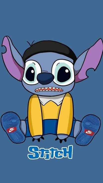 史迪奇卡通角色坐著，穿著黃色襯衫和藍色Nike鞋。 — Stitch 壁紙