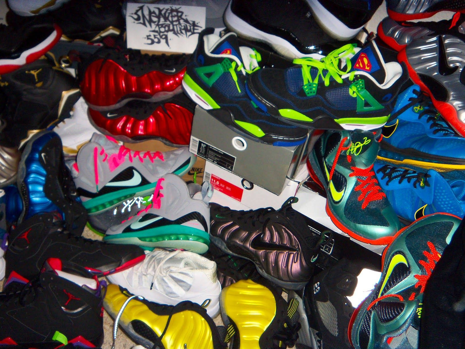 一堆各式各樣的彩色運動鞋，可見品牌標誌和鮮豔的鞋帶。 — Nike 節奏籃球 壁紙