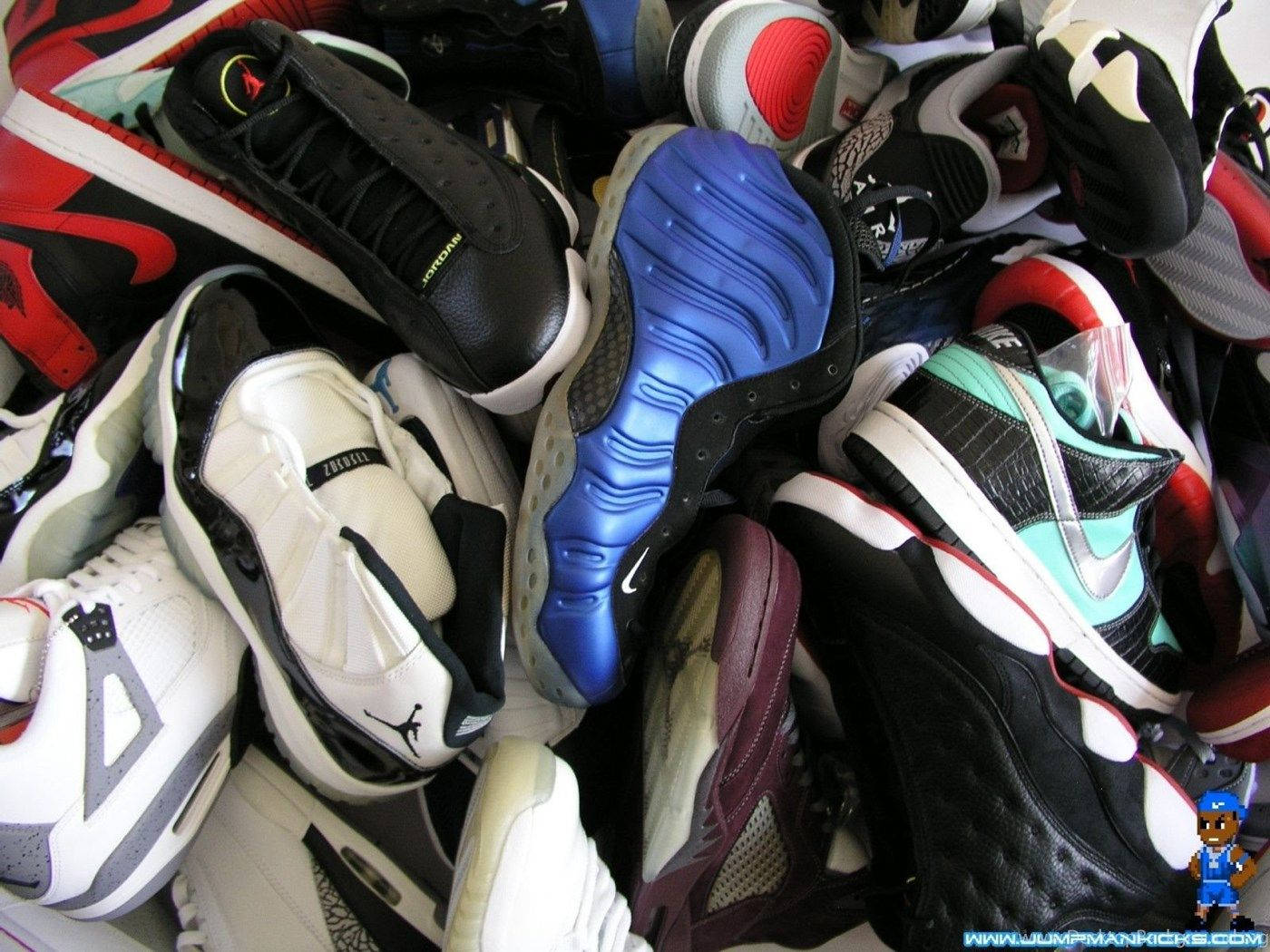 一堆各種顏色和風格的籃球鞋。 — Air Jordan 壁紙