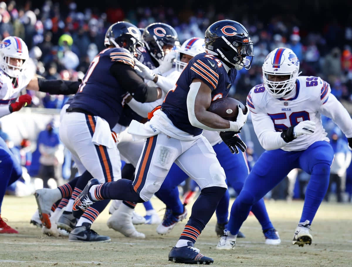 壁紙 — 芝加哥熊隊的跑衛在陽光明媚的場地上，於一場高風險的NFL比賽中衝破防守球員。