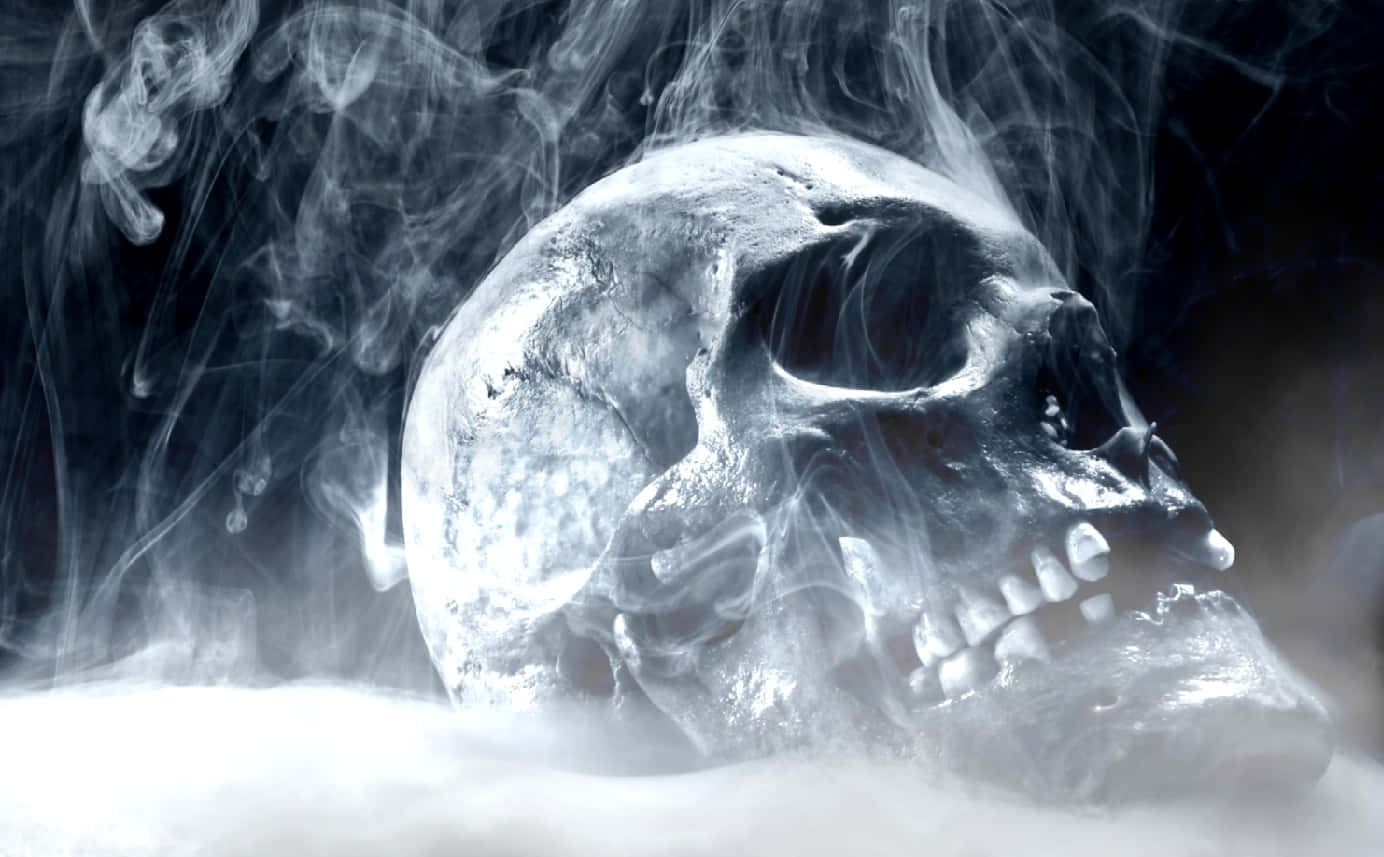  壁紙 — 一個令人毛骨悚然的人類頭骨從黑暗背景中旋轉的煙霧中浮現，閃爍著詭異的銀色高光。