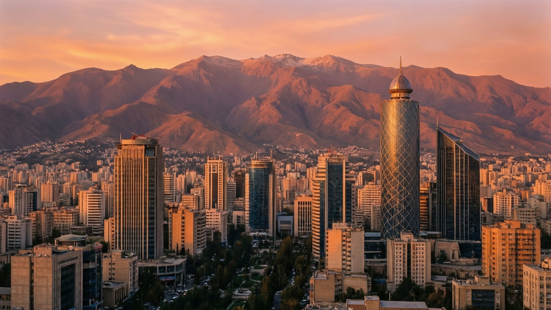 Tehran Sunset Panorama 壁紙 — 日落時分的城市景觀，金色摩天大樓和白雪覆蓋的山脈在背景中。