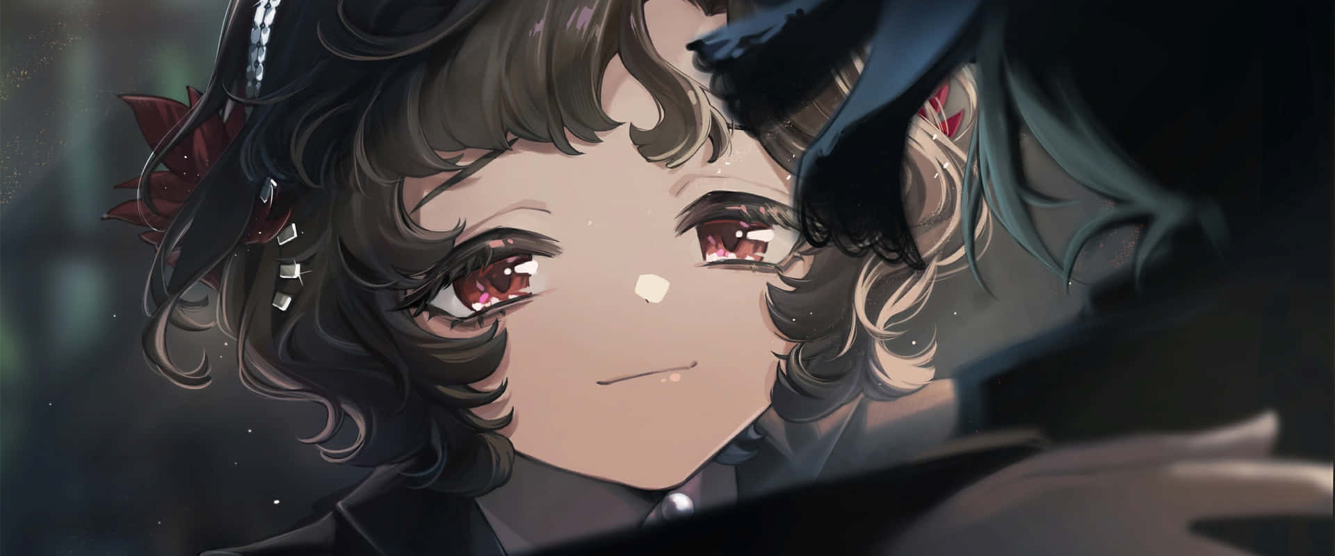  壁紙 — 一個近距離的動漫女孩，擁有捲曲的棕色頭髮和紅色眼睛，在黑暗模糊的背景前溫柔地凝視。