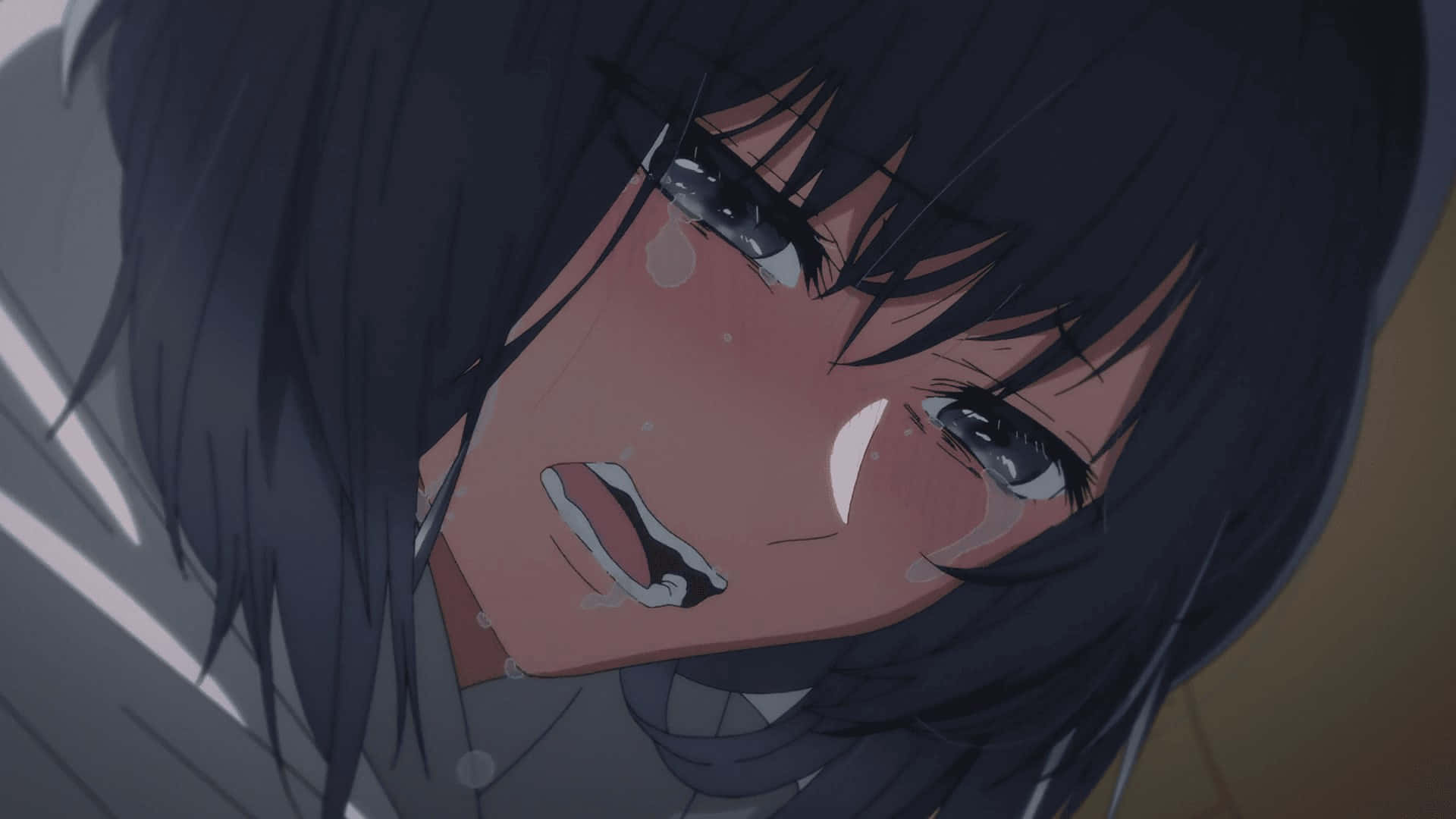  壁紙 — 一個深色頭髮的動漫女孩特寫，淚水流過臉頰，低頭帶著悲傷的表情。