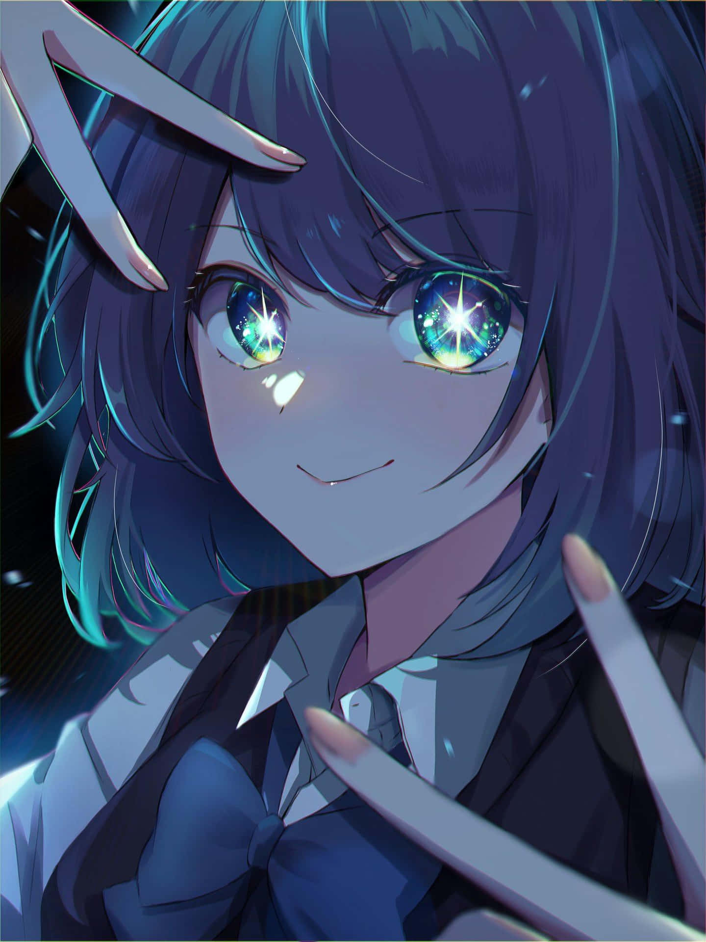  壁紙 — 一個特寫動漫女孩，擁有發光的宇宙眼睛和深藍色頭髮，在繁星點點的夜空背景下溫柔微笑。