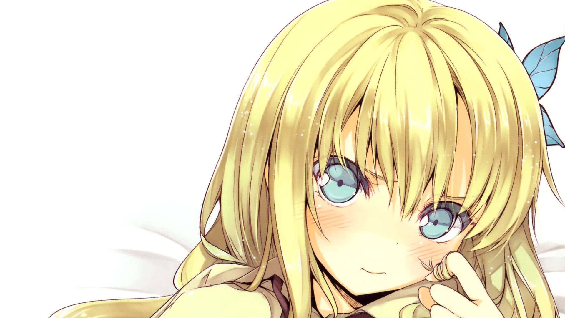  壁紙 — 一個金髮藍眼動漫少女的特寫，輕輕將臉頰貼在柔軟的白色背景上。