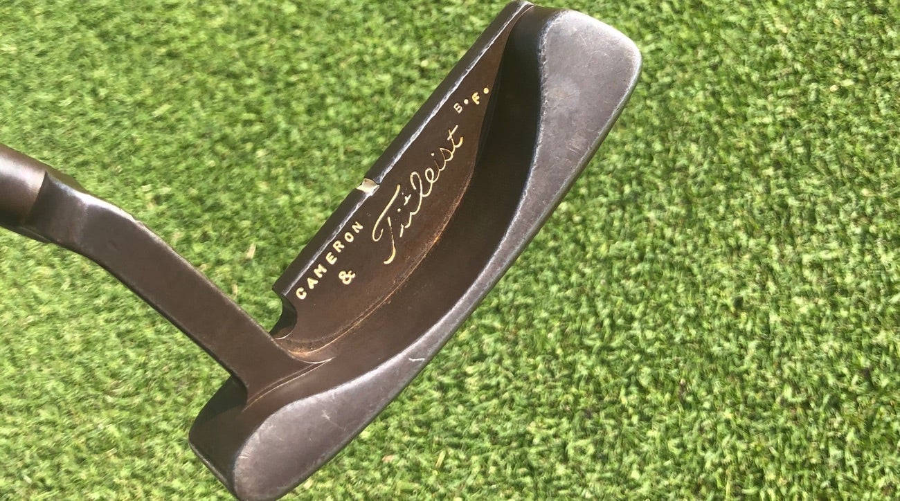 Name 桌布 壁紙 — Titleist Cameron 推桿特寫，置於鮮綠色人造草皮上，在明亮日光下。