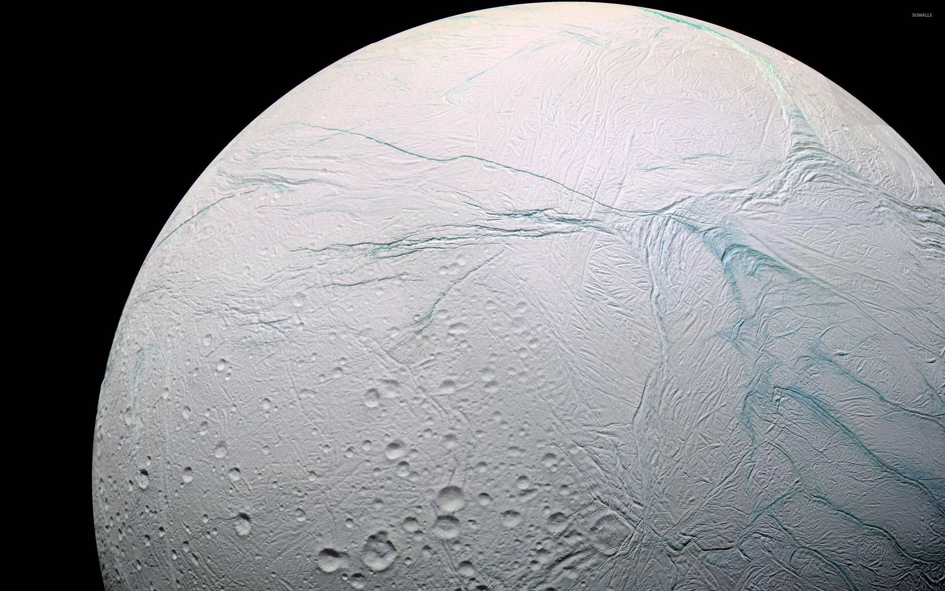 冰衛星恩克拉多斯，表面有裂縫和隕石坑在太空中。 — 土星 壁紙