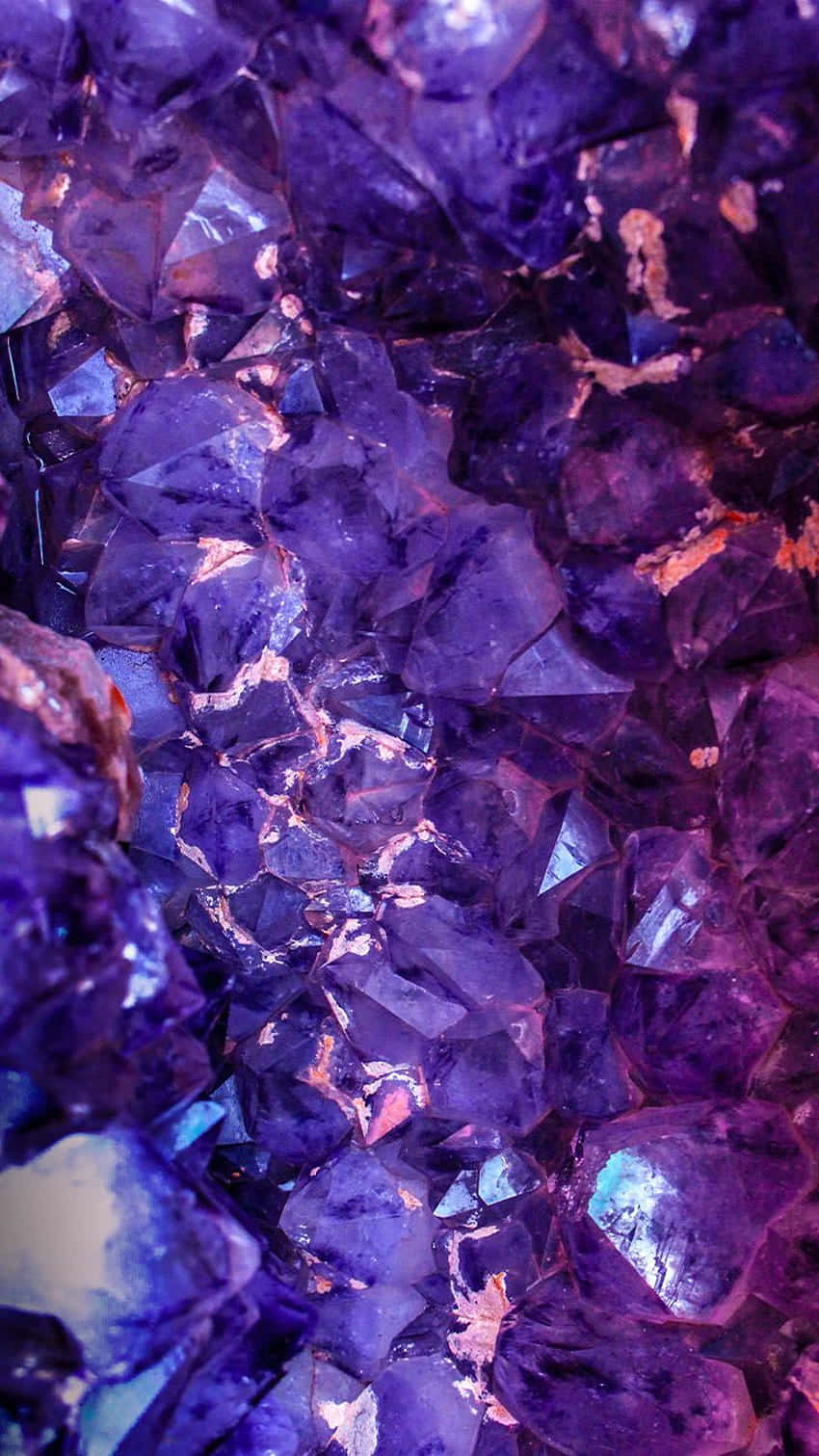 Purple Marble 桌布 壁紙 — 閃爍紫色紫水晶晶體的近距離特寫，帶有發光高光和深紫羅蘭色調。