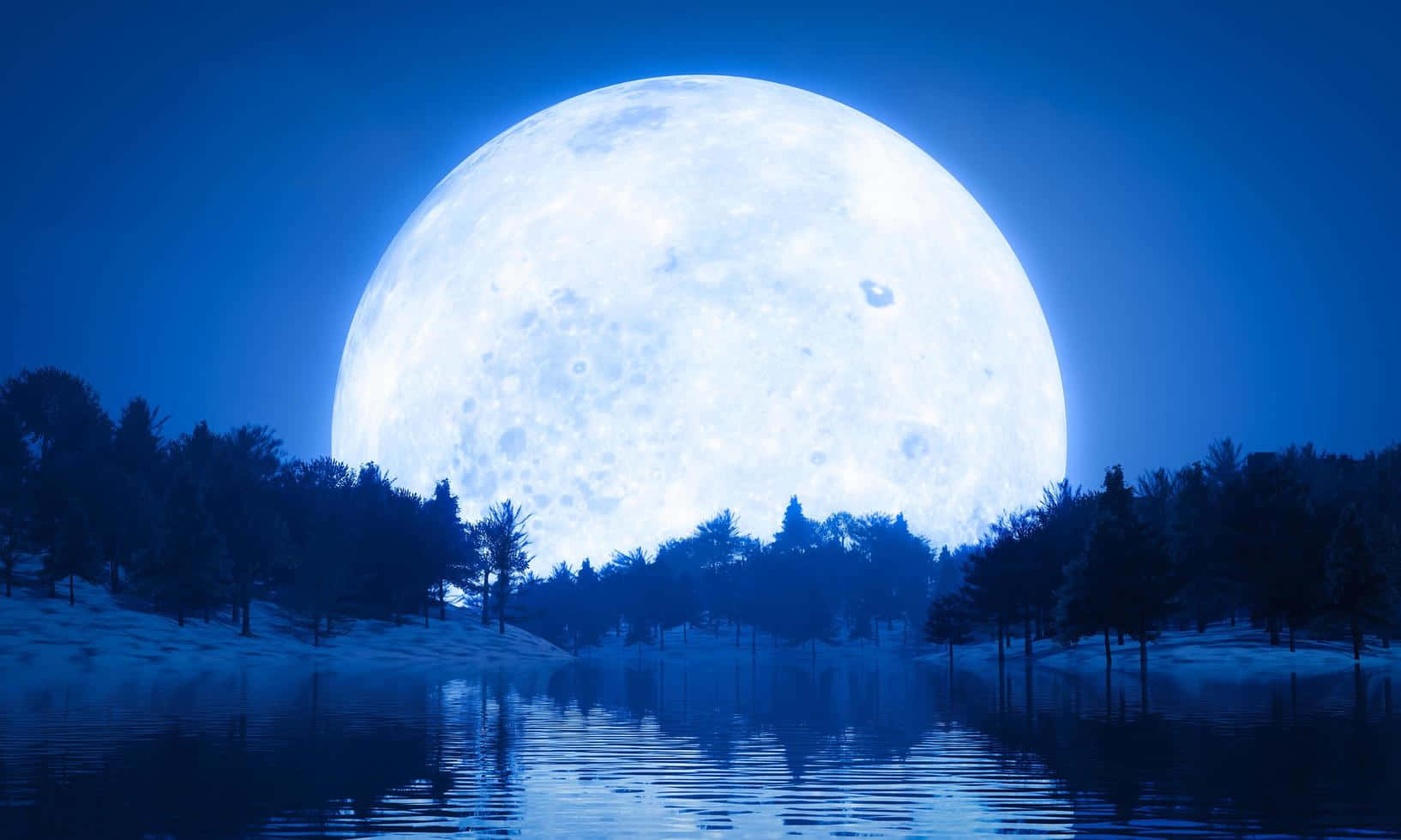 壁紙 — 一輪巨大的發光月亮在深藍色夜空下，升起於白雪覆蓋的森林之上，倒映在平靜的水面。