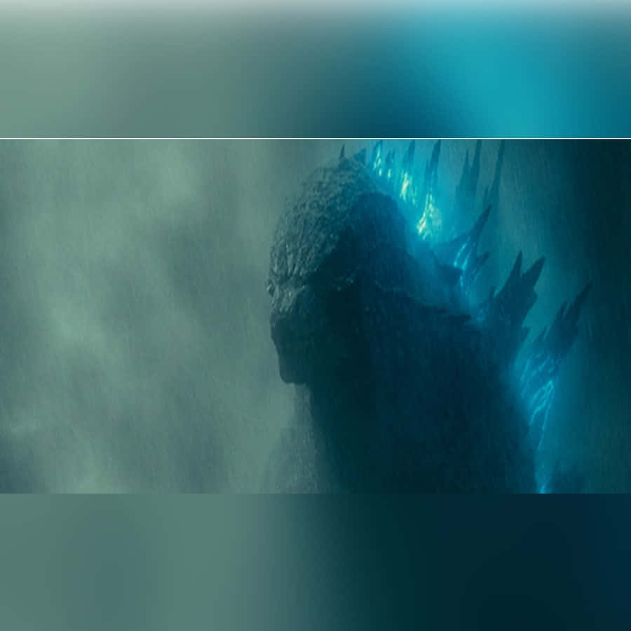 Godzilla City Destruction 桌布 壁紙 — 一隻巨大的哥吉拉從渾濁的海洋深處出現，發光的藍色背鰭劃破陰暗的海水。