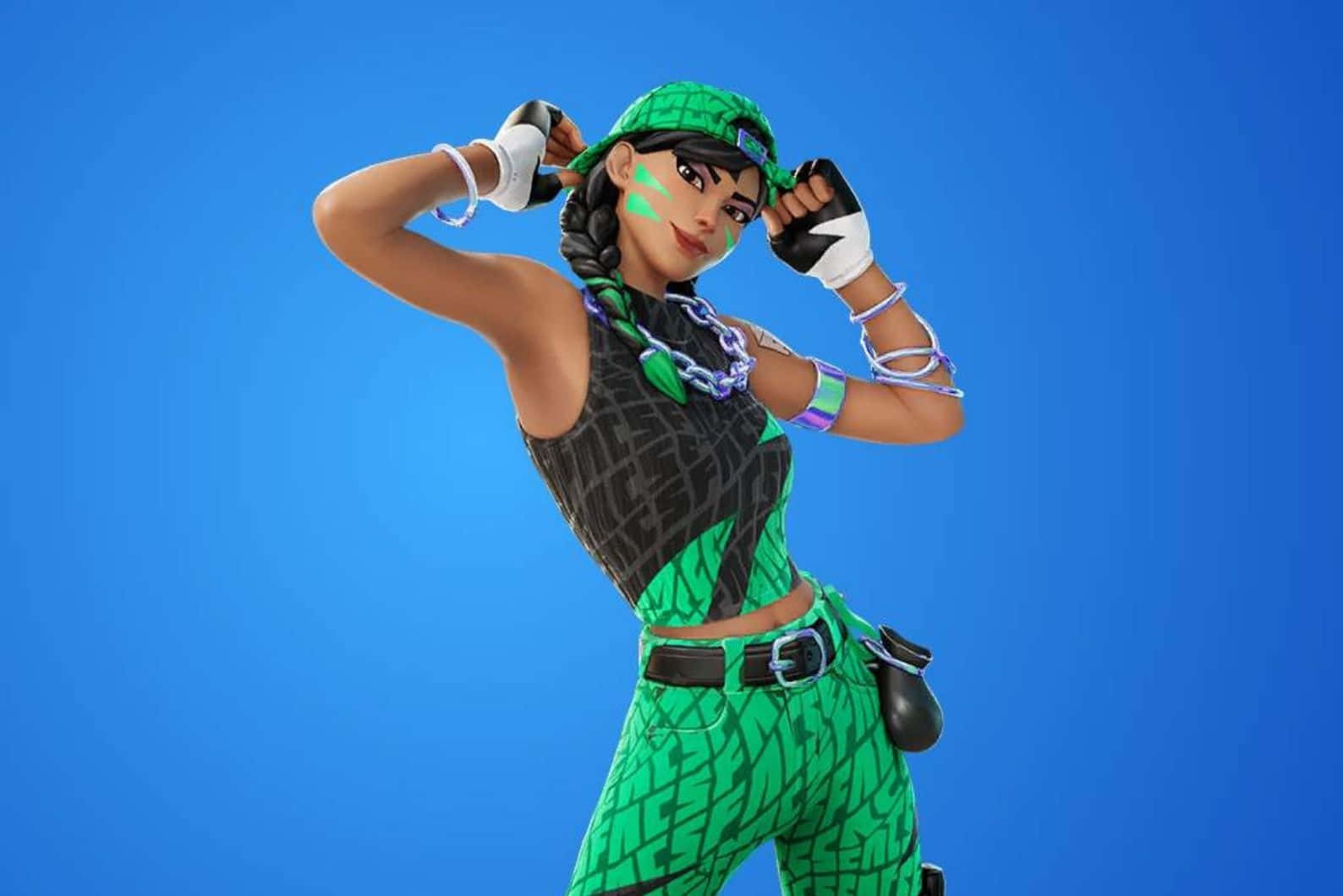  壁紙 — 一個自信的Fortnite角色，身穿綠色和黑色圖案的服裝，在純藍色背景前擺姿勢。