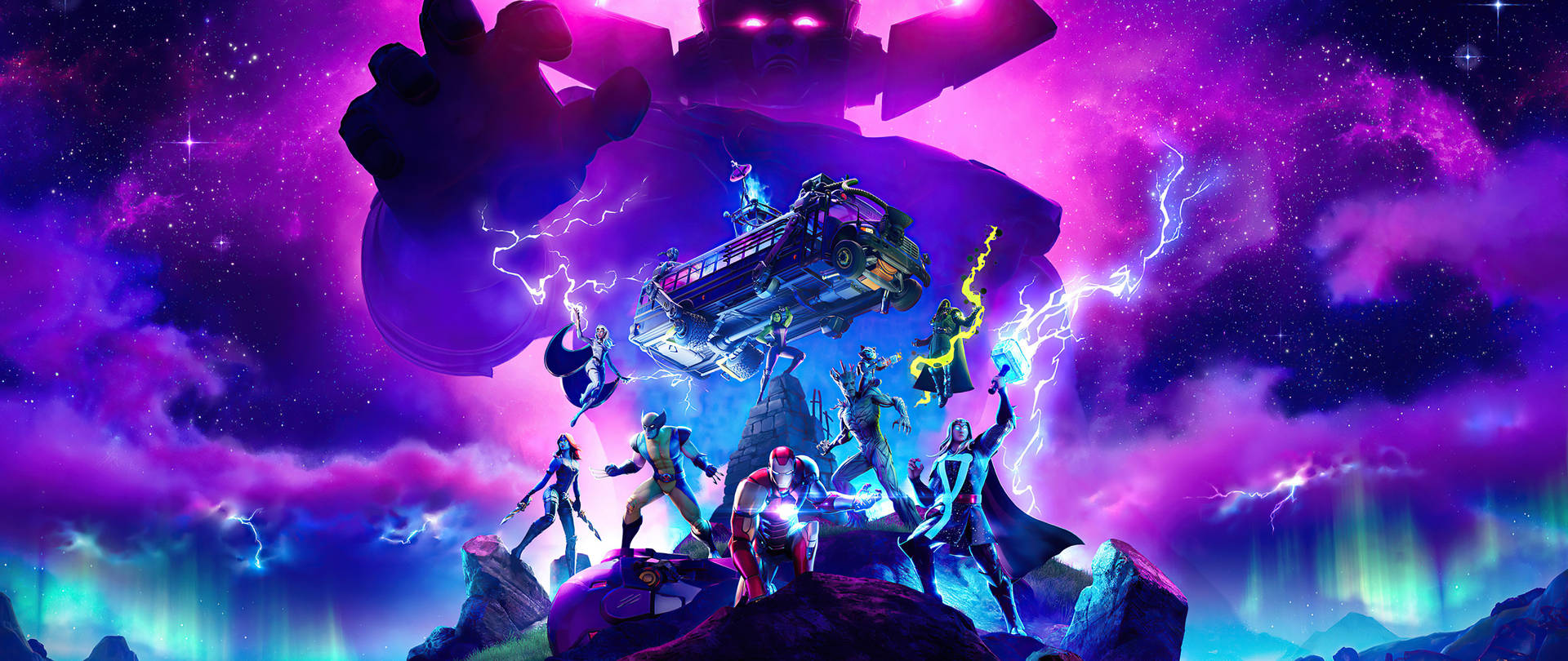 超級英雄在宇宙景觀中戰鬥，有閃電和一隻巨大的手懸在頭頂。 — Fortnite 壁紙