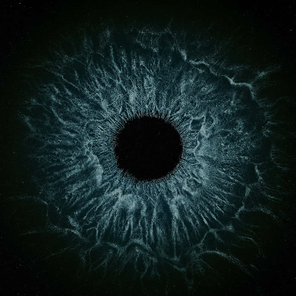 Album Cover 桌布 壁紙 — 一隻宇宙之眼，帶有發光的青綠色靜脈，從黑色瞳孔向星空虛空輻射。